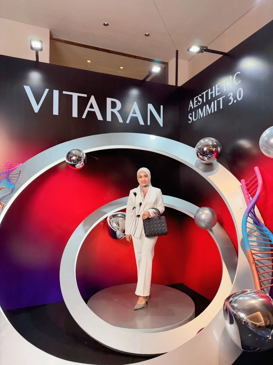 dr. Ismi Julianti berfoto di booth Vitaran Aesthetic Summit 3.0